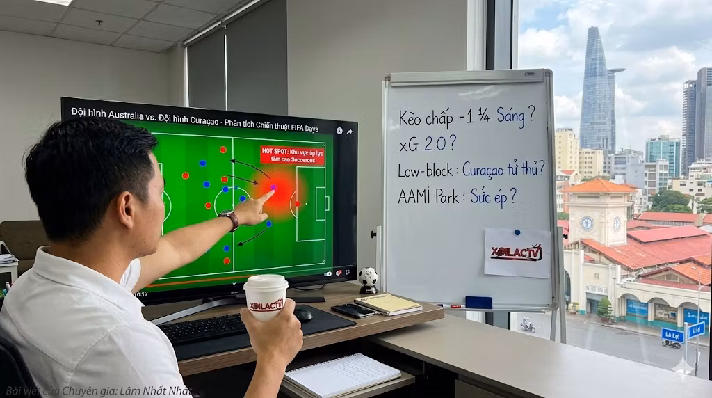 Góc nhìn 'behind-the-scenes' của chuyên gia Lâm Nhất Nhất tại văn phòng Quận 1, HCM, đang phân tích sơ đồ chiến thuật và kèo chấp trận Australia vs. Curaçao với Bitexco và chợ Bến Thành ở hậu cảnh.